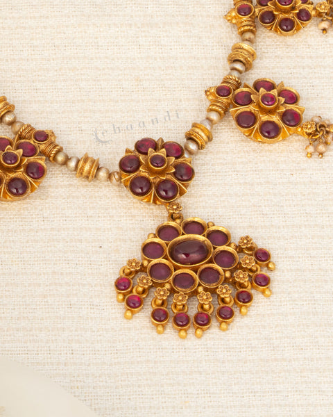 Antique Gold Polish Threaded Necklace With Kemp Ruby Flower Motifs And Pearls
