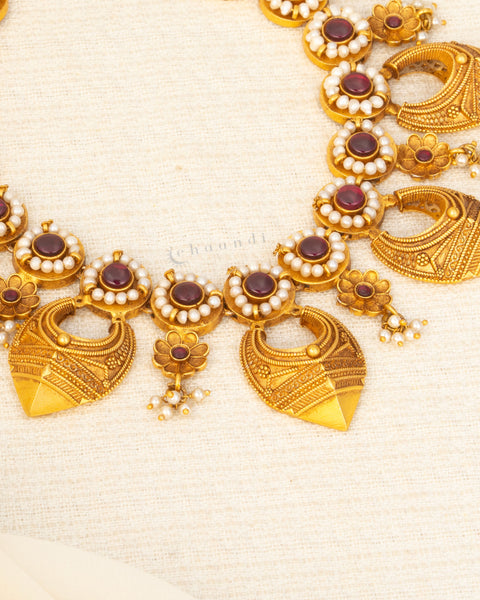 Antique Gold Polish Kemp Ruby Stone Crescent Style Short Necklace With Pearls
