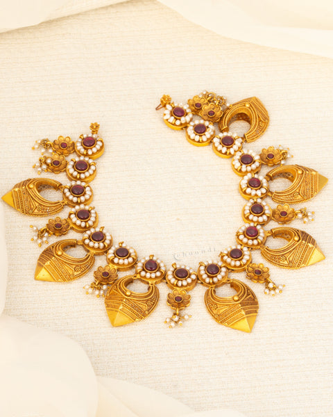 Antique Gold Polish Kemp Ruby Stone Crescent Style Short Necklace With Pearls